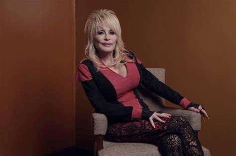 Dolly Parton gets Carnegie medal for decades of quiet .